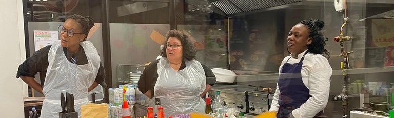 L'équipe de chefs en cuisine pendant l'atelier Sublimez l'eau