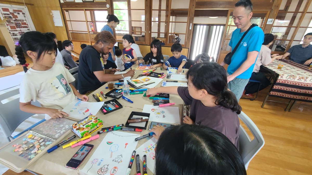 Atelier de dessin au Japon, dans une salle traditionnelle
