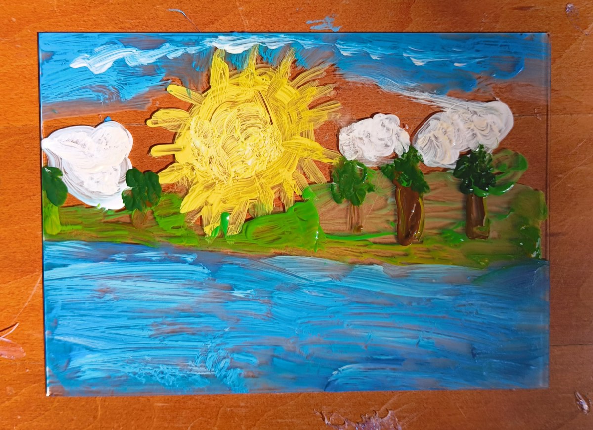 Peinture d'enfant : un soleil, des arbres et une étendue d'eau bleue
