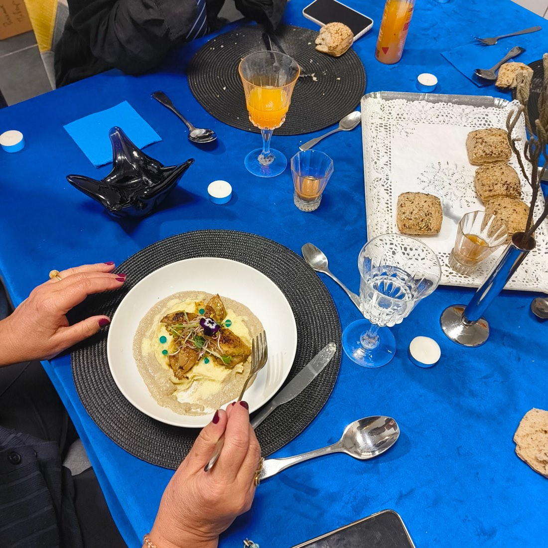 Assiette dressée pendant un atelier, nappe bleue